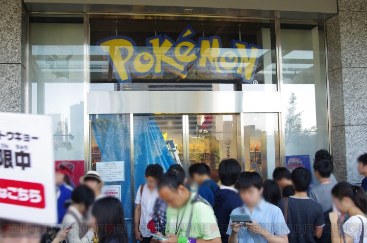 3DS『ポケットモンスター X・Y』本日発売！ 店内も新しくなったポケモンセンタートウキョーには早朝から200人を超えるファンが来場