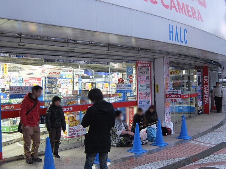 【PS4早朝販売】新宿西口のヨドバシカメラ＆ビックカメラの様子をお届け。他の地域と比べると人数はやや少なめか