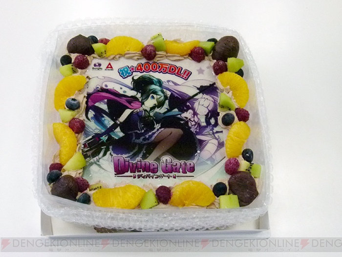 『ディバインゲート』400万DL突破記念ケーキが到着。フルーツに囲まれたユカリがキュート♪