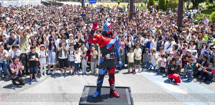 『劇場版 仮面ライダービルド』大規模ロケーションが北九州市で敢行。劇中衣装の桐生戦兎と万丈龍我が登場