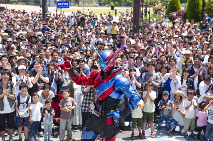 『劇場版 仮面ライダービルド』大規模ロケーションが北九州市で敢行。劇中衣装の桐生戦兎と万丈龍我が登場