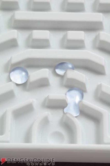 水を転がす新感覚のアクション玩具「超撥水GAME aqua drop」