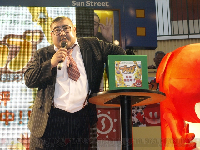 『ブロブ』発売イベントに芋洗坂係長登場！ 100kg超の巨体が華麗に宙を舞う!?