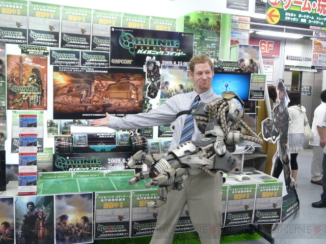 電撃 『バイオニック コマンドー』体験会でプロデューサーがバイオニック・アームを装着