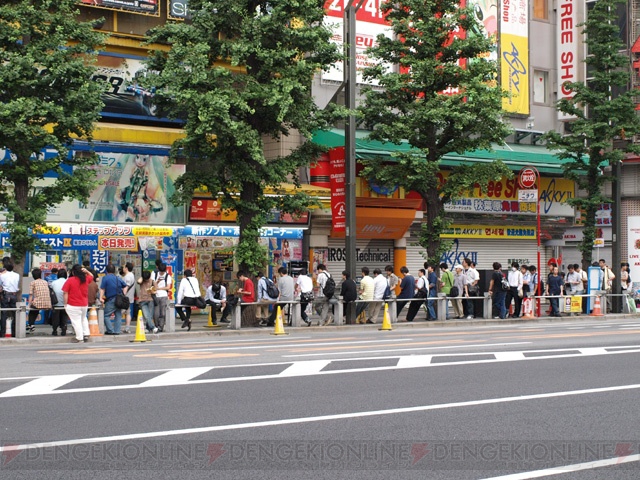本日発売の『ドラゴンクエストIX』を求めて大勢の人々が新宿＆秋葉原に集結！