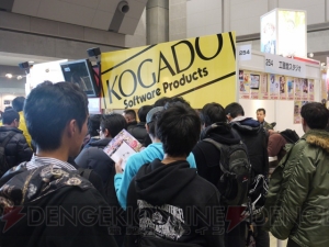お宝グッズを求めて企業ブースは大にぎわい！ コミックマーケット77が本日開幕