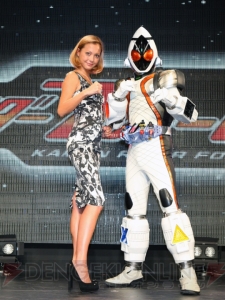 土屋アンナさん、『仮面ライダーフォーゼ』主題歌への思いを語る