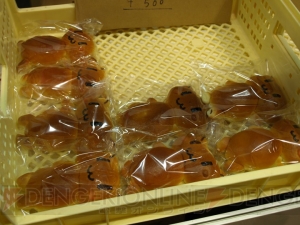 ブルマとスクール水着でパンを販売!? けしからんとウワサのアルケミスト物販コーナーに突撃取材！ 取材ですよ、取材っ!!