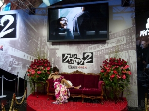 巨大な看板の『クロヒョウ2』やミクがお出迎え!! セガブースは試遊タイトルが多数！