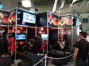 巨大な看板の『クロヒョウ2』やミクがお出迎え!! セガブースは試遊タイトルが多数！