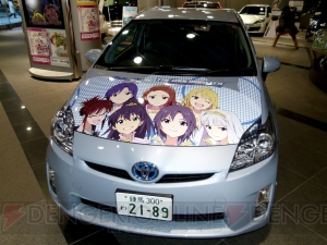 『アイドルマスター』×アムラックスのコラボイベントが本日開始！ “なんくる”と“ランクル”などアイドルたちが車を紹介するPOPには遊び心満載