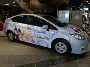 『アイドルマスター』×アムラックスのコラボイベントが本日開始！ “なんくる”と“ランクル”などアイドルたちが車を紹介するPOPには遊び心満載