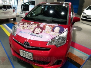 『アイドルマスター』×アムラックスのコラボイベントが本日開始！ “なんくる”と“ランクル”などアイドルたちが車を紹介するPOPには遊び心満載