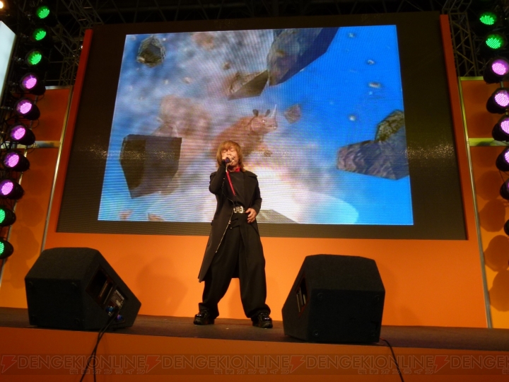 データカードダス新筐体お披露目ステージに串田アキラさんが登場！ 本日開催されたAOUビジネスデーをレポート