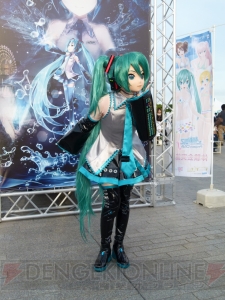 ミクさんが水上でライブ！ 『初音ミク ‐Project DIVA‐ f』発売記念前夜祭“夏の終わりの39祭り”をレポート