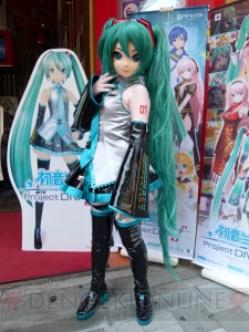 新たな着ぐるみミクさんが駆け付けた『初音ミク -Project DIVA- f』発売記念抽選会をレポート！ 林プロデューサーのミニインタビューも掲載