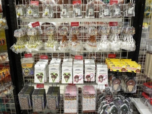 【電撃乙女部】東京駅に再び“なめこ”降り立つ！ グッズショップ“東京なめこ市場”が本日より期間限定オープン