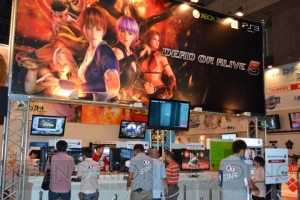 愛くるしさ200％の『のぶニャがの野望』の着ぐるみが出迎えてくれたコーエーテクモブースレポをお届け！