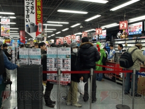 任天堂の最新ゲーム機・Wii Uが本日発売！ 東京都内の量販店には多くの人の列が