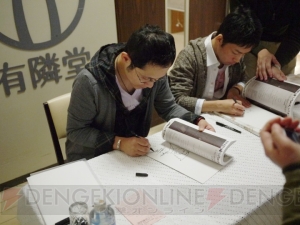 【まり探】『レイトン教授VS逆転裁判 設定画集』発売記念サイン会をレポート！ 塗さん直筆のなるほどくん色紙がもらえる読プレも