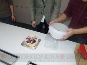 『ブレイブリーデフォルト』が電撃オンラインアワード2012コンシューマゲーム部門で1位に。記念ケーキでサプライズを演出！