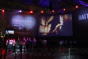 『Titanfall』の巨大メカが来場者をお出迎え！ エレクトロニック・アーツのブースでは『BF4』も大人気【gamescom 2013】