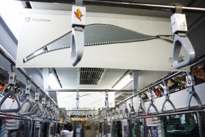 本日8月26日より『ジョジョの奇妙な冒険 オールスターバトル』トレインが走行開始ィィ！ その外観と内部を一足早くお披露目だァ!!