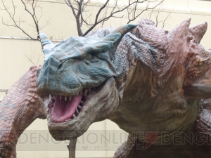 “モンスターハンター・ザ・リアル 2014”等身大ティガレックスを前に“逃走”本能が――野放しのババコンガは癒し効果【大】
