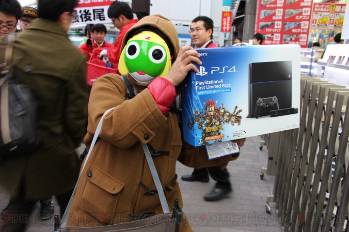 【PS4早朝販売】ビックカメラ池袋本店は朝7時の発売スタートにあわせて続々と購入希望者が列を伸ばす