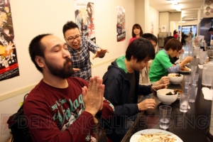 “『ブラック・ブレット』×カレーは飲み物。”カレー大食いバトル！ 勝てば読プレ、負けたら誰得の5媒体競合ゲリラ企画