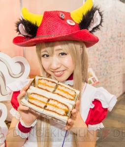 【ニコニコ超会議3】コンパニオン特集！ 初日の企業ブースで見かけたコンパニオンを写真でお届け