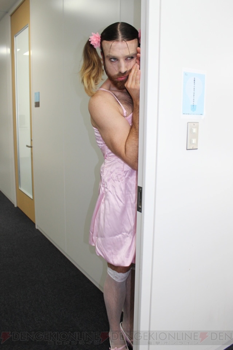 あのヒゲ女装パフォーマー・レディビアードさんが『虹色カノジョ』の宣伝隊長として電撃オンラインに降臨！