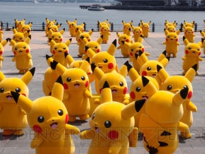 ピカチュウ50匹が横浜赤レンガ倉庫に出現！ ポケモン最新映画の大ヒットを記念した“史上最多ピカチュウ撮影会”をレポート