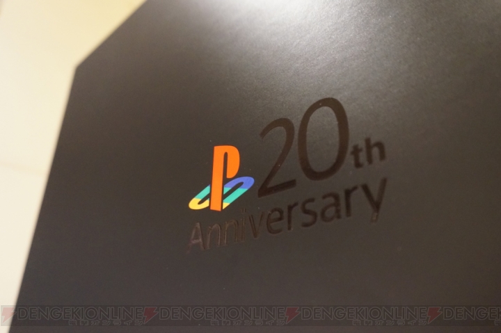 『PS4 20周年アニバーサリー エディション』開封！ PS4のグラビア写真に本気を出した