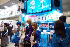窓辺ファミリー勢揃いのC87日本マイクロソフトブース。窓を突き破って窓辺ななみが登場する薄い本って!?