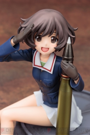 ガルパン の戦車大好き秋山優花里がフィギュア化 キューポラに座って笑顔の敬礼ポーズ 電撃オンライン