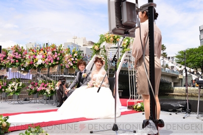 市来光弘 井ノ上奈々のマチ アソビ公開結婚式をレポート 雨の予報から一転 快晴で最高の祝福に 電撃オンライン