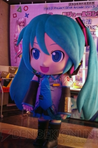 『初音ミク Project mirai でらっくす』ミクダヨーさんと握手！ 『mirai』シリーズはいったん終了に!?