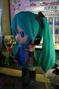 『初音ミク Project mirai でらっくす』ミクダヨーさんと握手！ 『mirai』シリーズはいったん終了に!?