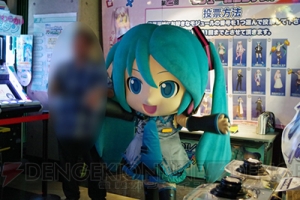 『初音ミク Project mirai でらっくす』ミクダヨーさんと握手！ 『mirai』シリーズはいったん終了に!?