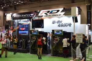 もはや実車。180度スクリーンや可動シートを搭載した体感マシン『リアルドライブ』にBNEの本気を見た！