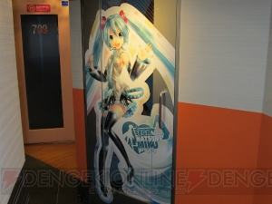 初音ミク仕様のルームがビッグエコーに登場！ 大迫力のプロジェクター映像などをフォトレポートでお届け