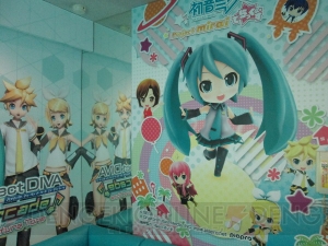 初音ミク仕様のルームがビッグエコーに登場！ 大迫力のプロジェクター映像などをフォトレポートでお届け