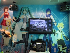 初音ミク仕様のルームがビッグエコーに登場！ 大迫力のプロジェクター映像などをフォトレポートでお届け