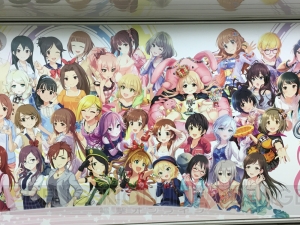 『デレステ』に染まる新宿駅の模様をお届け。ここでしか見られない展示の数々に注目