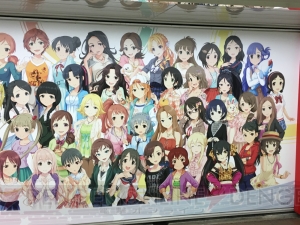 『デレステ』に染まる新宿駅の模様をお届け。ここでしか見られない展示の数々に注目