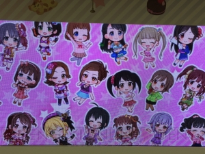 『デレステ』に染まる新宿駅の模様をお届け。ここでしか見られない展示の数々に注目