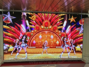 『デレステ』に染まる新宿駅の模様をお届け。ここでしか見られない展示の数々に注目