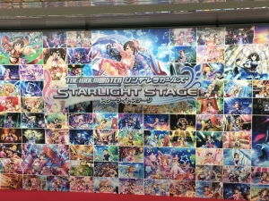 『デレステ』に染まる新宿駅の模様をお届け。ここでしか見られない展示の数々に注目