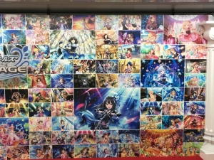 『デレステ』に染まる新宿駅の模様をお届け。ここでしか見られない展示の数々に注目